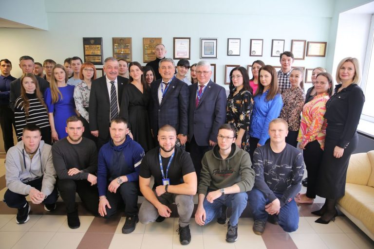 Глава «Росэнергоатома» Александр .